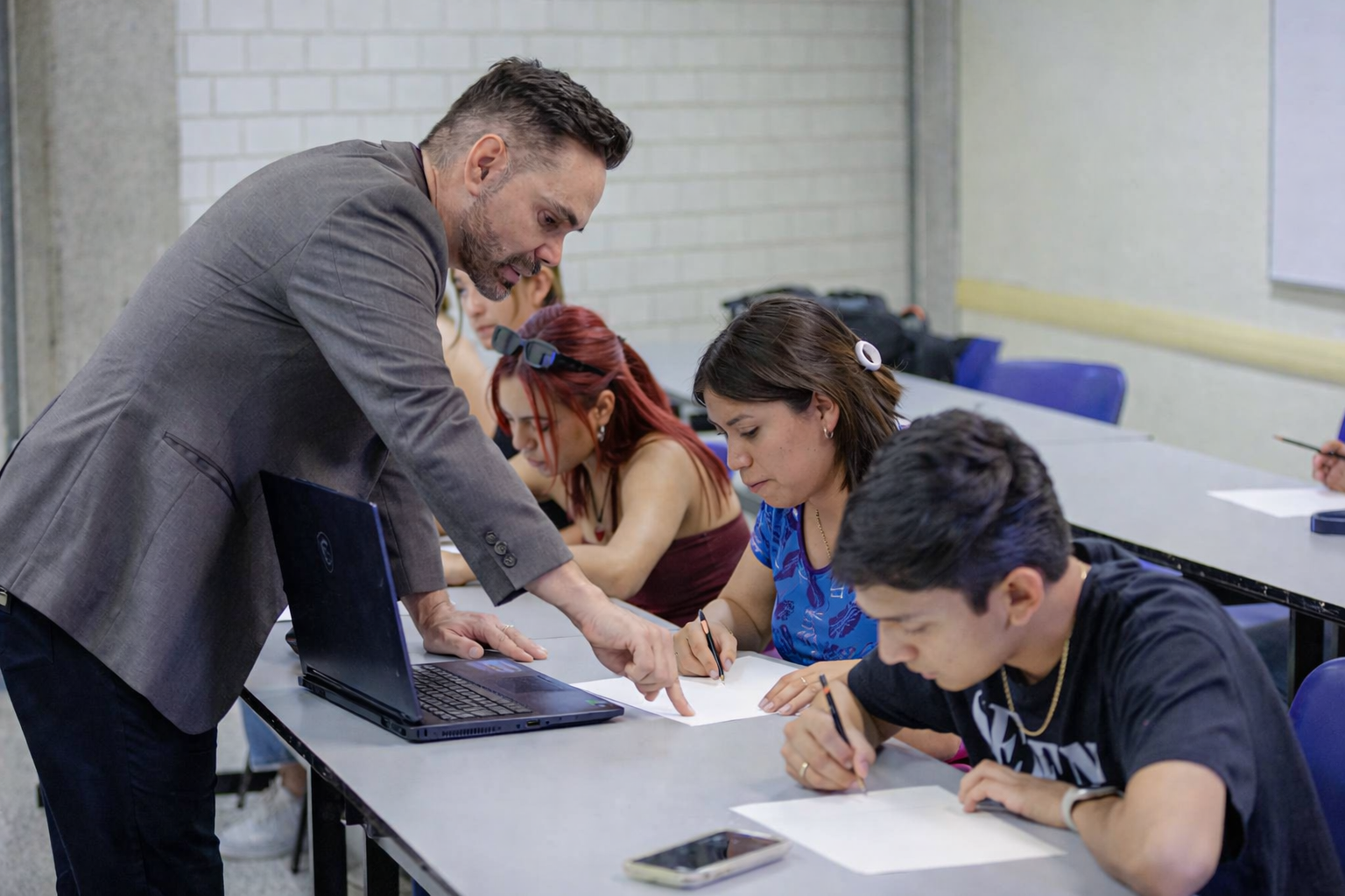 Estudiantes universitarios mexicanos en clase